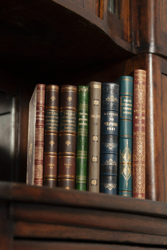 Антикварні книги з історії України та україніки у художніх шкіряних палітурках